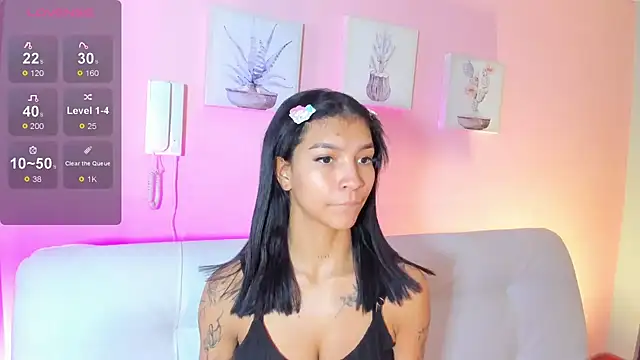 Snapshot of LauraAristizabal chatting on 11, 11, 2025 LauraAristizabal online show from 11, 11, 2025