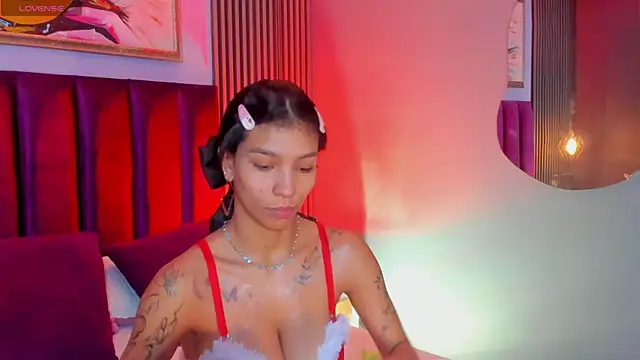 Snapshot of LauraAristizabal chatting on 2, 12, 2025 LauraAristizabal online show from 2, 12, 2025