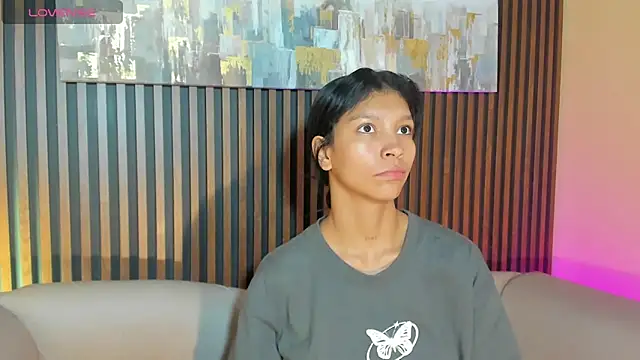 Snapshot of LauraAristizabal chatting on 22, 10, 2025 LauraAristizabal online show from 22, 10, 2025