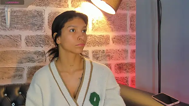 Snapshot of LauraAristizabal chatting on 12, 10, 2025 LauraAristizabal online show from 12, 10, 2025