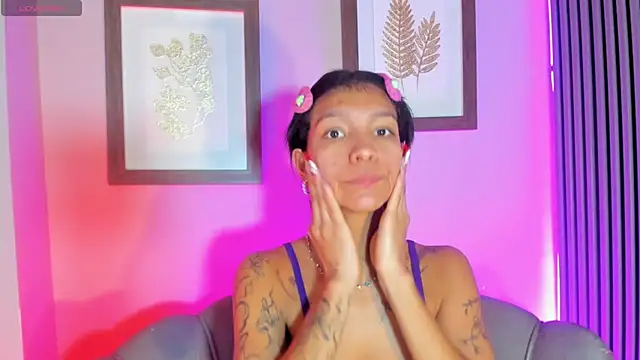 Snapshot of LauraAristizabal chatting on 26, 11, 2025 LauraAristizabal online show from 26, 11, 2025