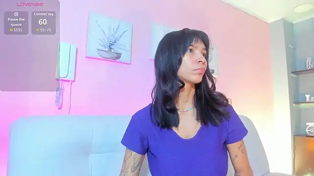 Snapshot of LauraAristizabal chatting on 12, 11, 2025 LauraAristizabal online show from 12, 11, 2025