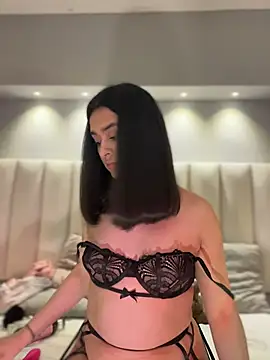 Snapshot of MiahWindsor chatting on 8, 7, 2026 MiahWindsor online show from 8, 7, 2026