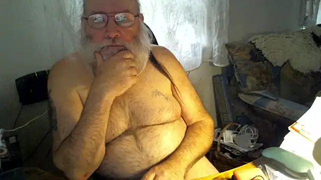 Snapshot of SexySantaC chatting on 8, 10, 2025 SexySantaC online show from 8, 10, 2025