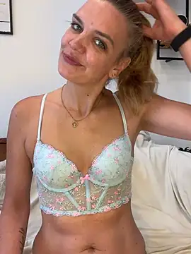 Snapshot of Suesse_Schnitte chatting on 3, 7, 2026 Suesse Schnitte online show from 3, 7, 2026