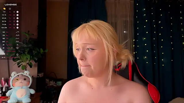 Snapshot of LisaLaas chatting on 3, 10, 2025 LisaLaas online show from 3, 10, 2025