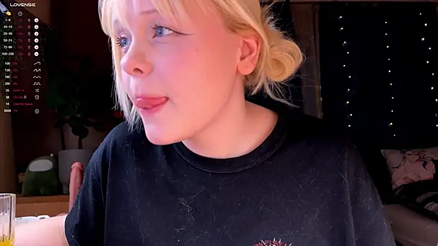 Snapshot of LisaLaas chatting on 14, 12, 2025 LisaLaas online show from 14, 12, 2025