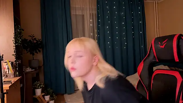 Snapshot of LisaLaas chatting on 2, 10, 2025 LisaLaas online show from 2, 10, 2025