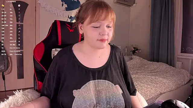 Snapshot of LisaLaas chatting on 6, 12, 2024 LisaLaas online show from 6, 12, 2024