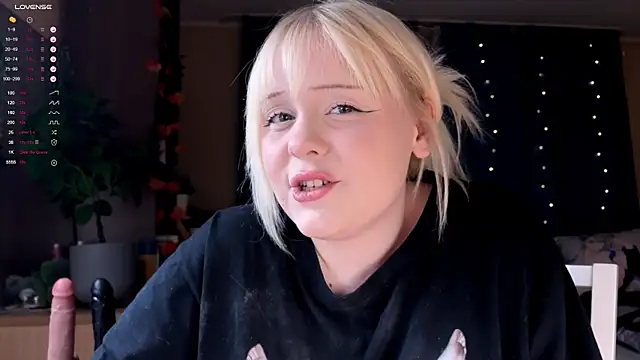 Snapshot of LisaLaas chatting on 16, 12, 2025 LisaLaas online show from 16, 12, 2025