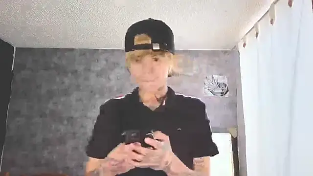 Snapshot of AcidMilo chatting on 10, 10, 2025 AcidMilo online show from 10, 10, 2025