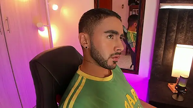 Snapshot of ItsMeEros chatting on 12, 11, 2025 ItsMeEros online show from 12, 11, 2025