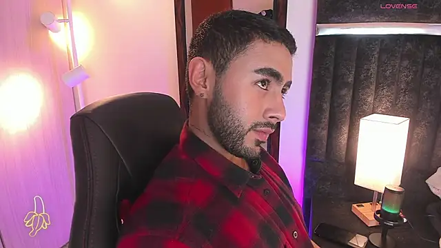 Snapshot of ItsMeEros chatting on 25, 11, 2025 ItsMeEros online show from 25, 11, 2025