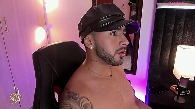 Snapshot of ItsMeEros chatting on 8, 11, 2025 ItsMeEros online show from 8, 11, 2025