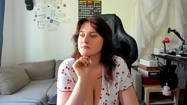 Snapshot of KiraKoval chatting on 7, 5, 2026 KiraKoval online show from 7, 5, 2026