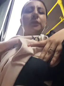 Abril Luv online show from 11, 2, 2026