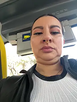 Abril Luv online show from 4, 3, 2026