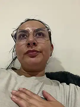 Abril Luv online show from 7, 3, 2025