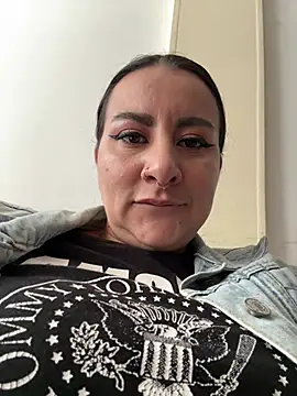 Abril Luv online show from 11, 2, 2026