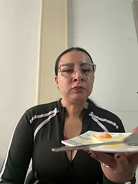 Abril Luv online show from 3, 2, 2026