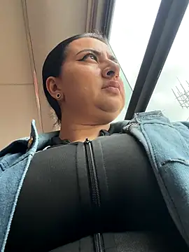 Abril Luv online show from 28, 11, 2025