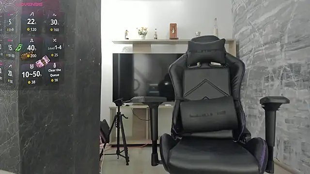 Snapshot of LunaBaker-1 chatting on 9, 10, 2025 LunaBaker-1 online show from 9, 10, 2025