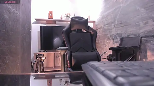 Snapshot of LunaBaker-1 chatting on 28, 11, 2025 LunaBaker-1 online show from 28, 11, 2025