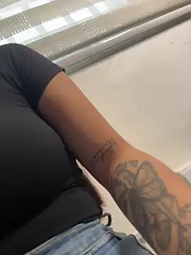 Snapshot of LunaBaker-1 chatting on 17, 11, 2025 LunaBaker-1 online show from 17, 11, 2025