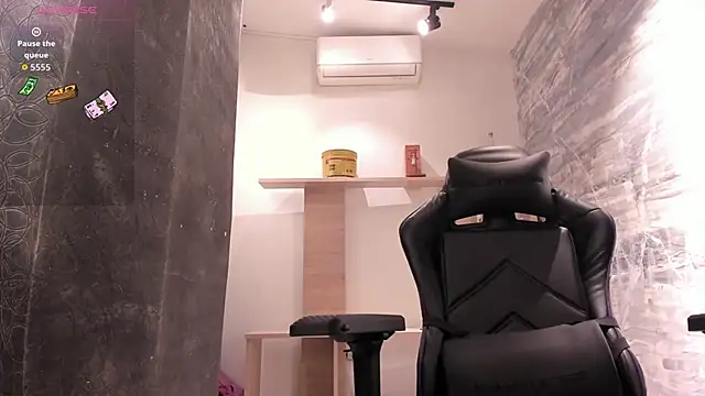 Snapshot of LunaBaker-1 chatting on 10, 10, 2025 LunaBaker-1 online show from 10, 10, 2025