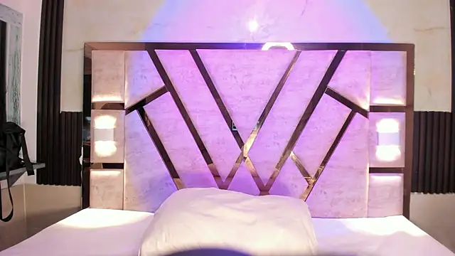 Athenea Mills online show from 9, 4, 2026