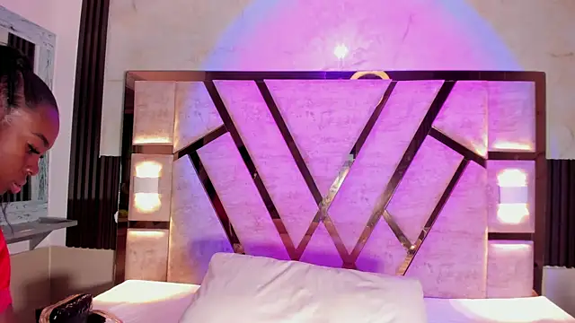 Athenea Mills online show from 19, 4, 2026