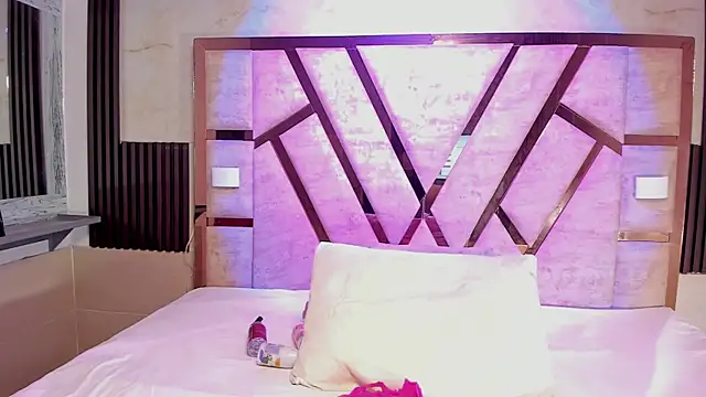 Athenea Mills online show from 5, 12, 2025