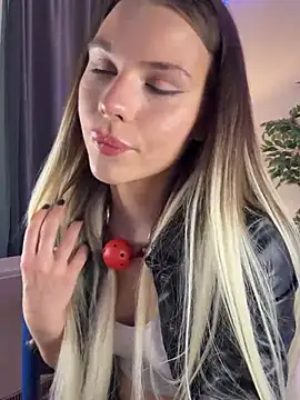 Snapshot of KittyKatyDream chatting on 5, 2, 2025 KittyKatyDream online show from 5, 2, 2025