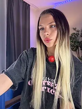 Snapshot of KittyKatyDream chatting on 7, 2, 2025 KittyKatyDream online show from 7, 2, 2025