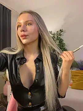 Snapshot of KittyKatyDream chatting on 4, 11, 2025 KittyKatyDream online show from 4, 11, 2025