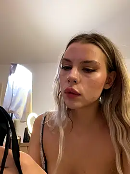 Snapshot of KittyKatyDream chatting on 7, 11, 2025 KittyKatyDream online show from 7, 11, 2025