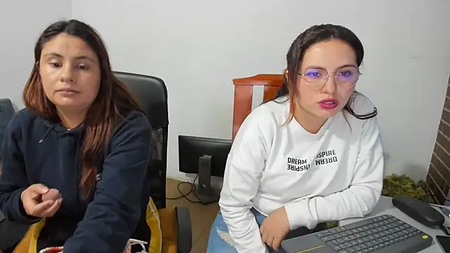 Snapshot of _girls_on_fire_ chatting on 4, 3, 2025 girls on fire online show from 4, 3, 2025