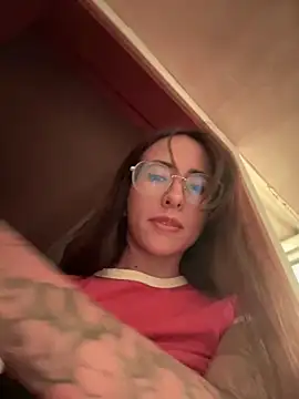 Snapshot of lauravasquez chatting on 8, 3, 2025 lauravasquez online show from 8, 3, 2025