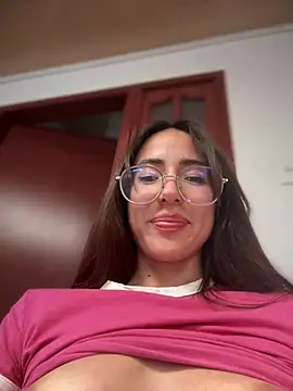 Snapshot of lauravasquez chatting on 8, 3, 2025 lauravasquez online show from 8, 3, 2025