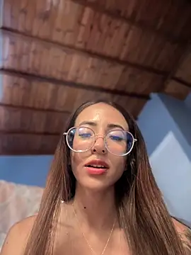 Snapshot of lauravasquez chatting on 8, 9, 2025 lauravasquez online show from 8, 9, 2025