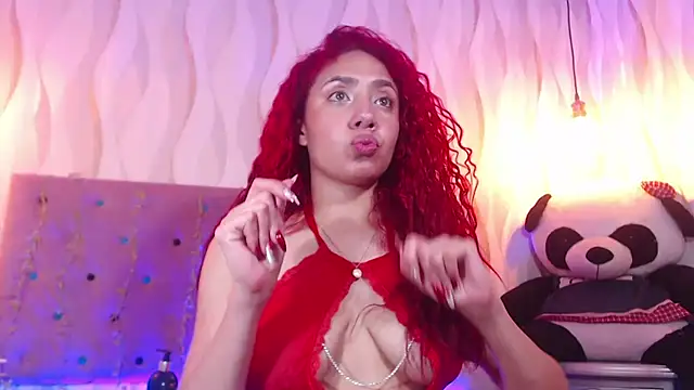 Snapshot of IsabelaLatina chatting on 8, 10, 2025 IsabelaLatina online show from 8, 10, 2025