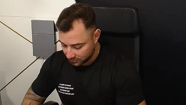 Snapshot of DuncanStone chatting on 18, 10, 2025 DuncanStone online show from 18, 10, 2025