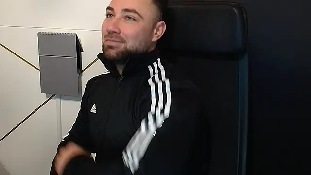 Snapshot of DuncanStone chatting on 25, 10, 2025 DuncanStone online show from 25, 10, 2025