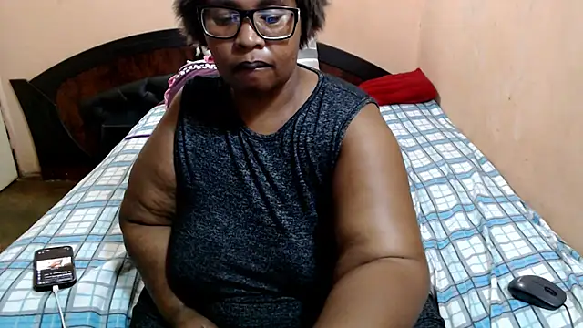 Snapshot of ZOQULUx chatting on 10, 5, 2026 ZOQULUx online show from 10, 5, 2026