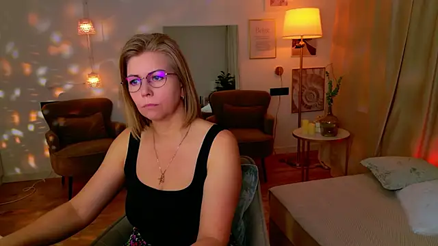 Snapshot of Annie_Light chatting on 2, 5, 2026 Annie Light online show from 2, 5, 2026