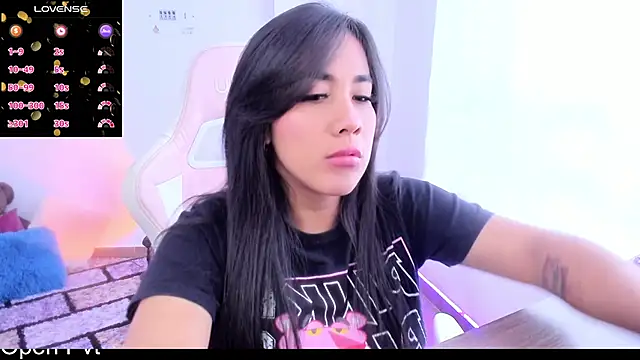 KAROLIVONNE online show from 1, 12, 2024