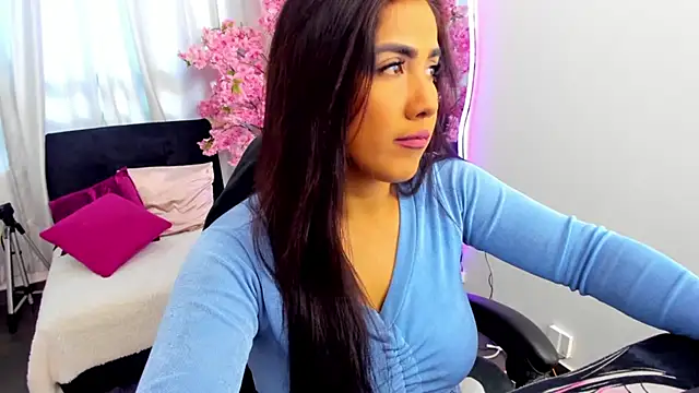 KAROLIVONNE online show from 4, 6, 2026