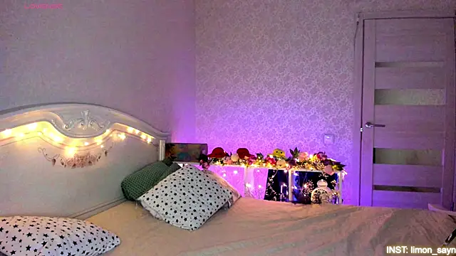 Snapshot of LillyMoure_ chatting on 5, 5, 2026 LillyMoure online show from 5, 5, 2026