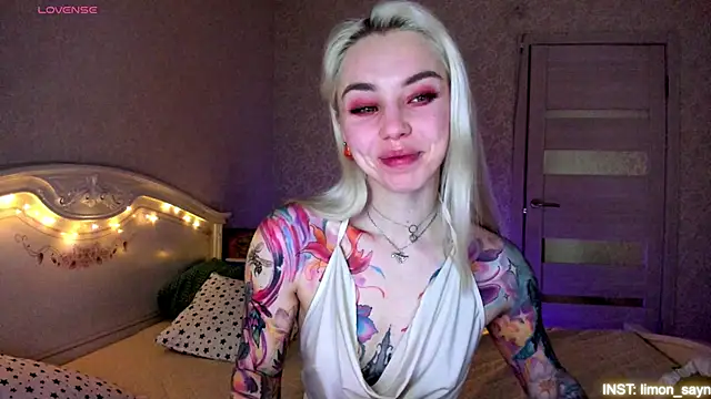 Snapshot of LillyMoure_ chatting on 1, 6, 2026 LillyMoure online show from 1, 6, 2026