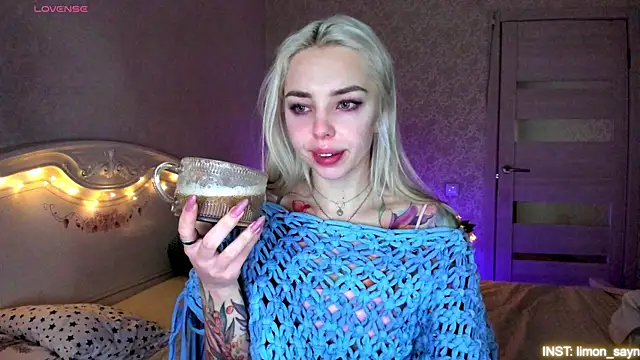 Snapshot of LillyMoure_ chatting on 19, 5, 2026 LillyMoure online show from 19, 5, 2026